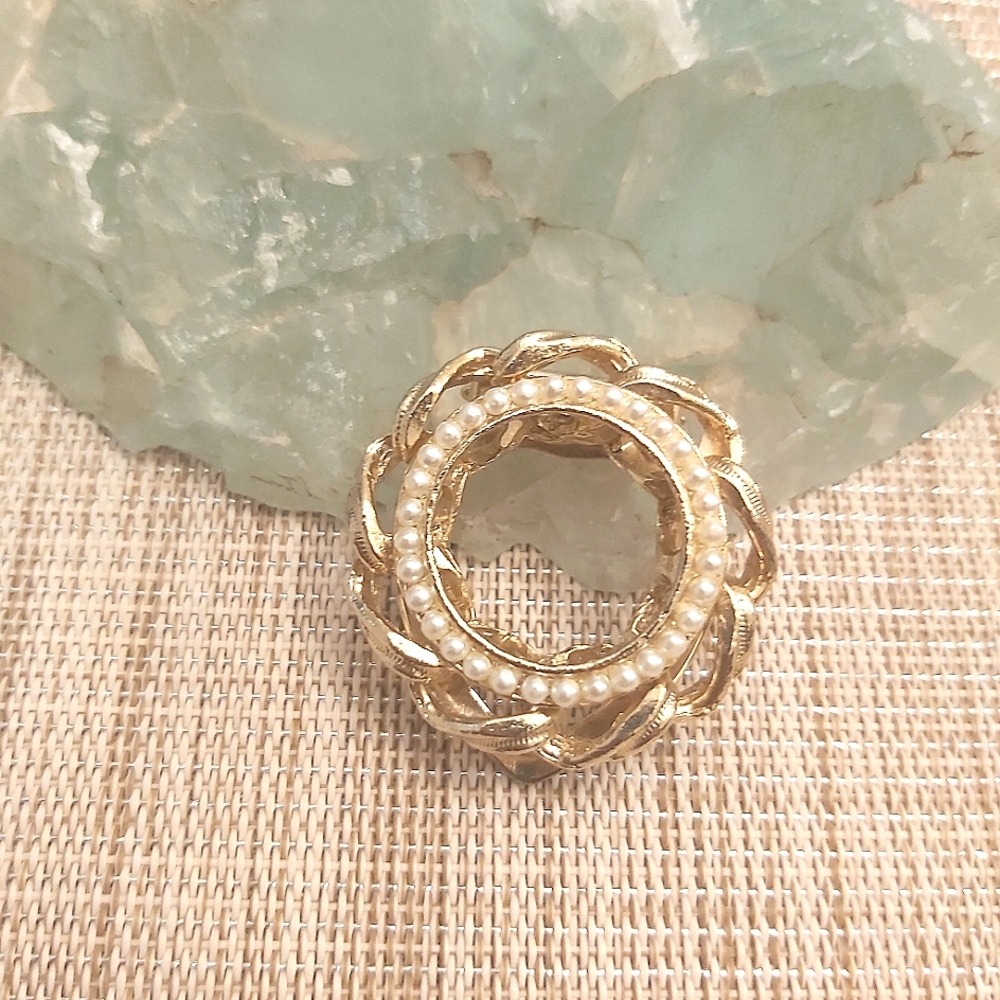 Vintage faux pearls goldtone wreath dress clip